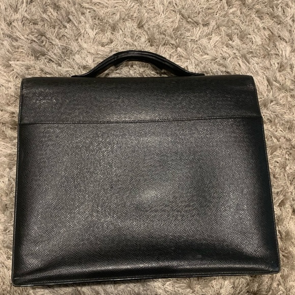 Louis Vuitton -Gorgeous! 2 front pockets, 1 large back, roomy interior. - Picture 4 of 8